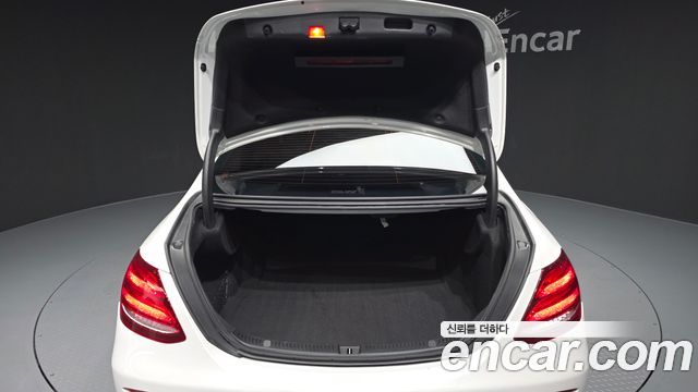Mercedes-Benz E-Class 2019 — photo 26