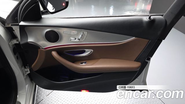 Mercedes-Benz E-Class 2019 — photo 14