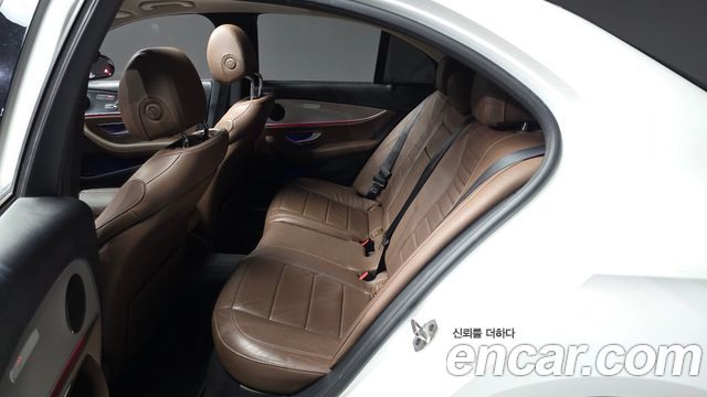 Mercedes-Benz E-Class 2019 — photo 16