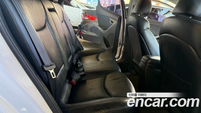 Hyundai AVANTE 2012 — photo 13