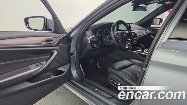 BMW 5-Series 2017 — photo 10