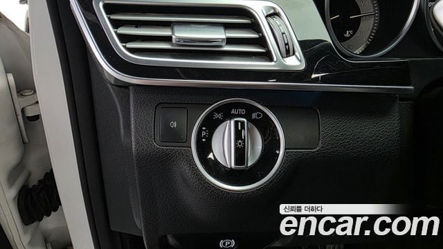 Mercedes-Benz E-Class 2016 — photo 17