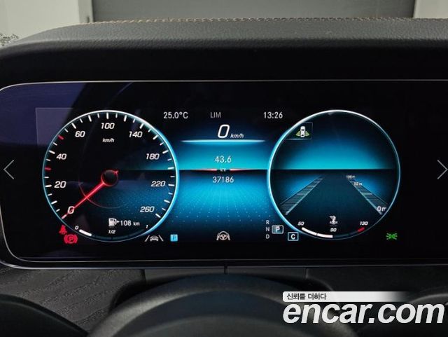 Mercedes-Benz E-Class 2023 — photo 8