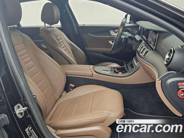 Mercedes-Benz E-Class 2023 — photo 10