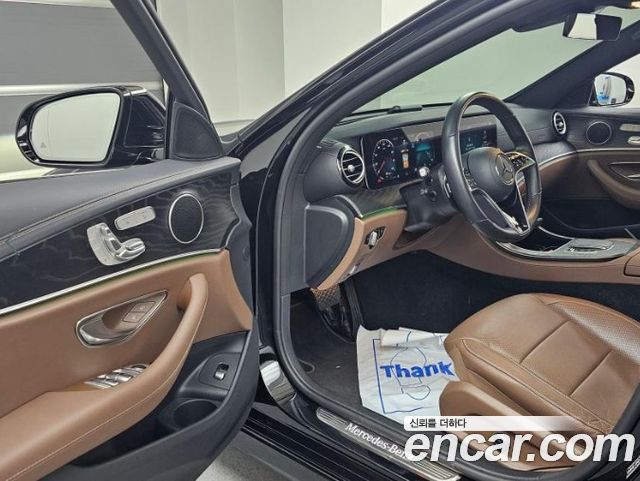 Mercedes-Benz E-Class 2023 — photo 11