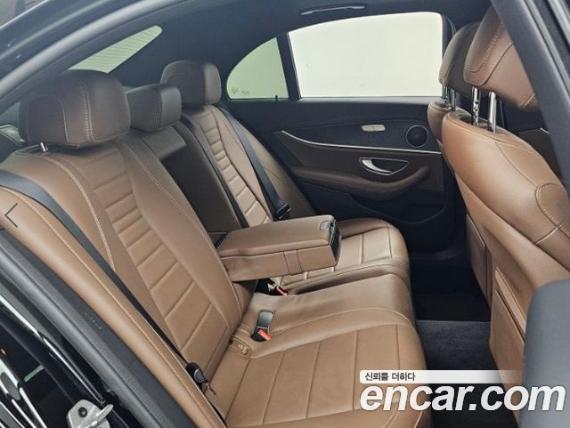 Mercedes-Benz E-Class 2023 — photo 12