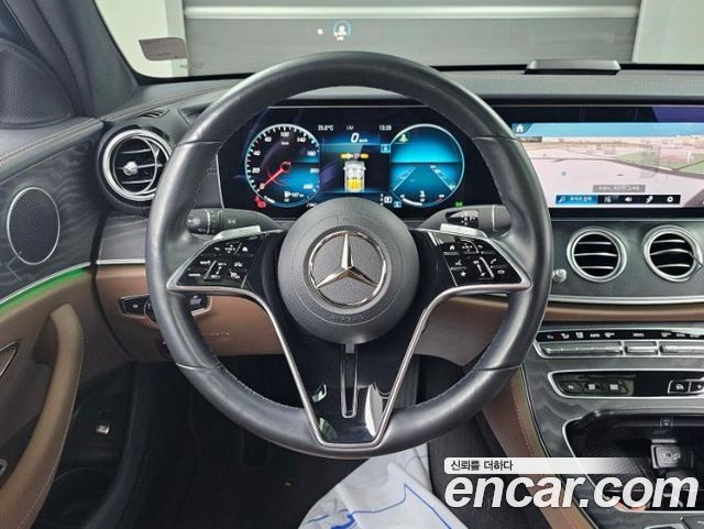 Mercedes-Benz E-Class 2023 — photo 13