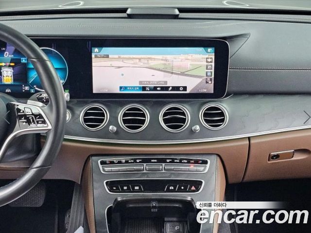 Mercedes-Benz E-Class 2023 — photo 14