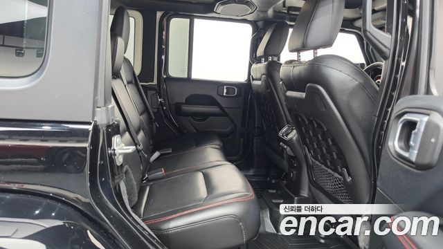 Jeep Wrangler 2018 — photo 28