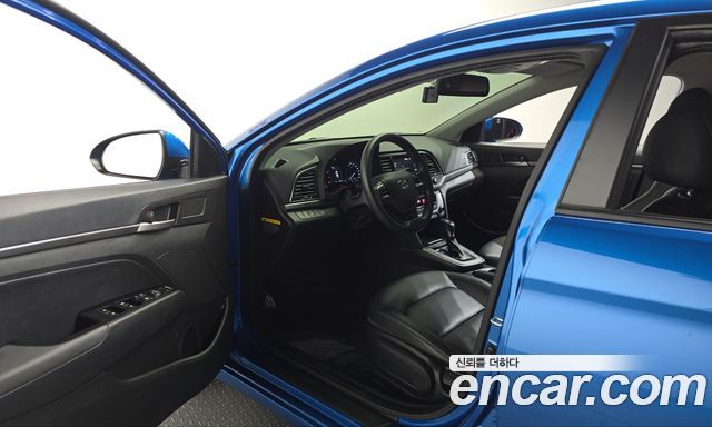 Hyundai AVANTE 2018 — photo 13