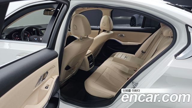 BMW 3-Series 2019 — photo 17