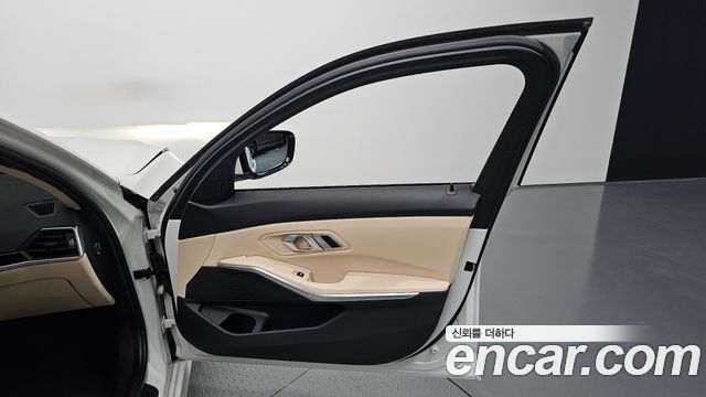 BMW 3-Series 2019 — photo 14