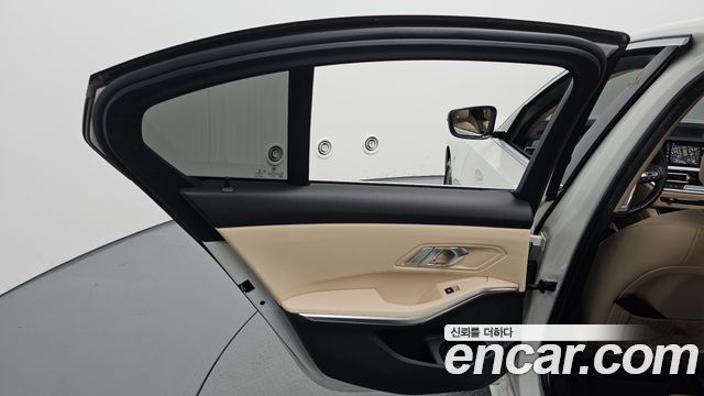 BMW 3-Series 2019 — photo 15