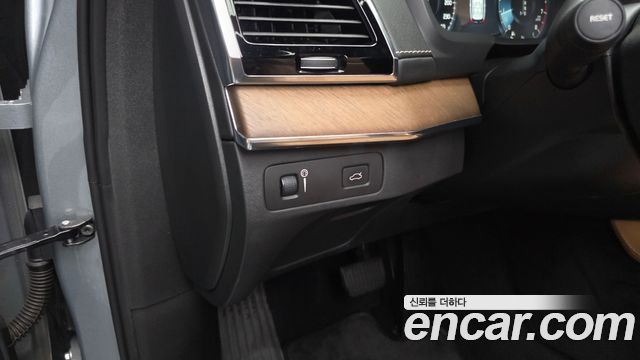 Volvo XC90 2017 — photo 31