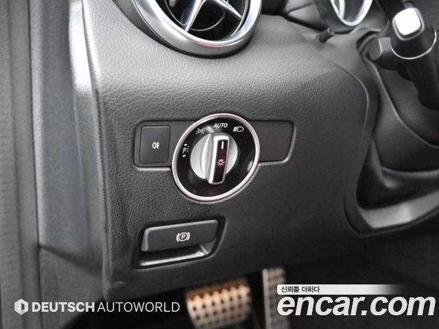 Mercedes-Benz SLC-Class 2017 — photo 17
