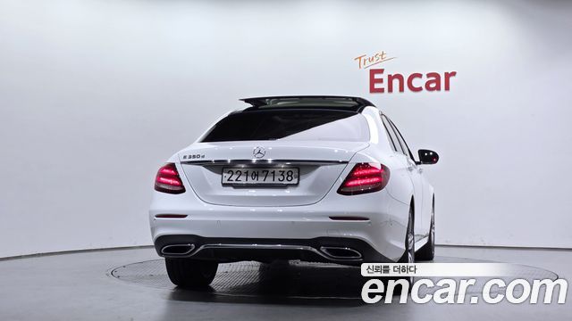 Mercedes-Benz E-Class 2017 — photo 4
