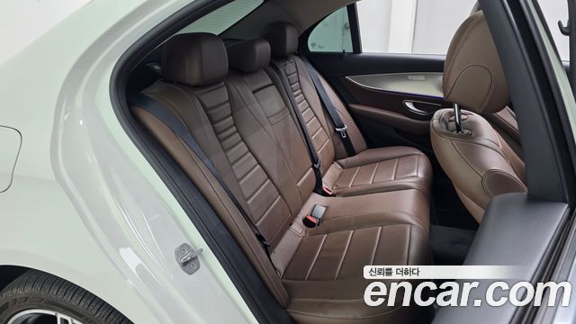Mercedes-Benz E-Class 2017 — photo 11