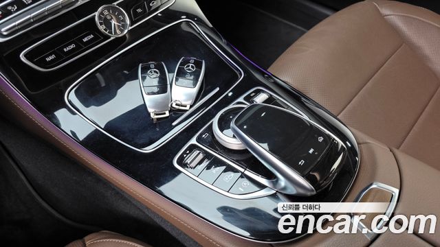 Mercedes-Benz E-Class 2017 — photo 18