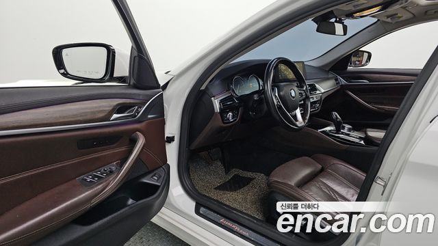 BMW 5-Series 2018 — photo 10