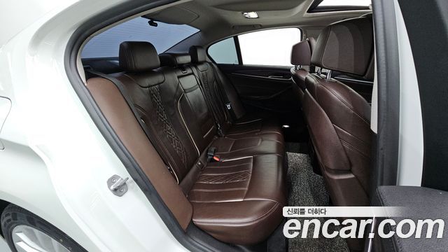 BMW 5-Series 2018 — photo 11