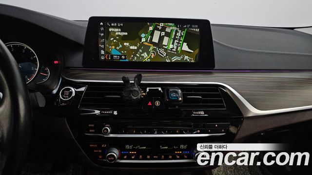 BMW 5-Series 2018 — photo 13