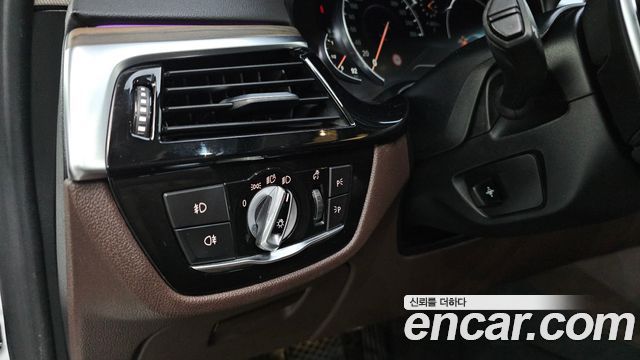 BMW 5-Series 2018 — photo 18