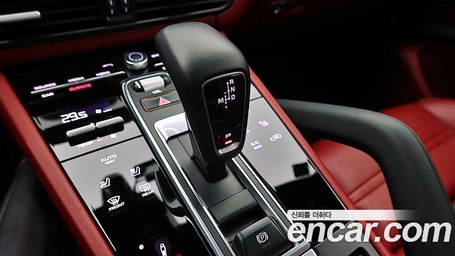 Porsche Cayenne 2021 — photo 17