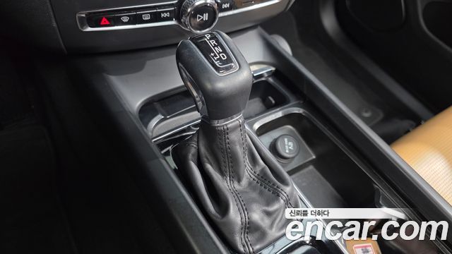 Volvo XC60 2019 — photo 9
