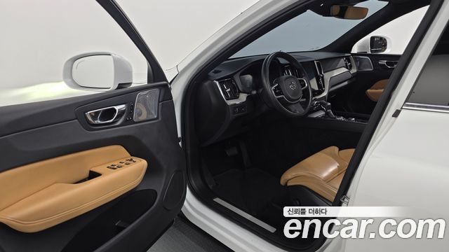 Volvo XC60 2019 — photo 10