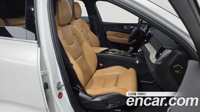 Volvo XC60 2019 — photo 12