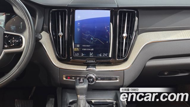 Volvo XC60 2019 — photo 14