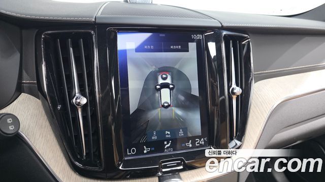 Volvo XC60 2019 — photo 18