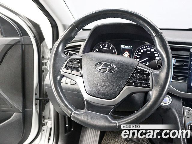 Hyundai AVANTE 2018 — photo 16
