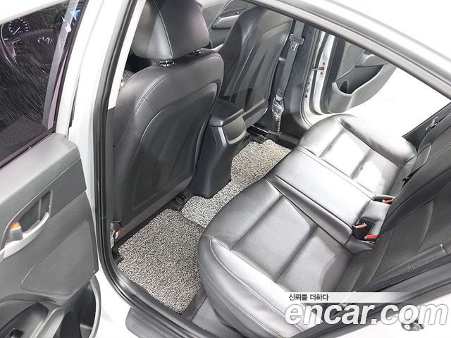 Hyundai AVANTE 2018 — photo 17