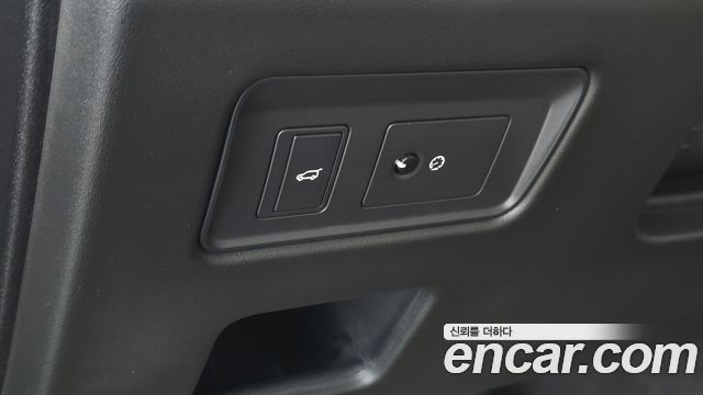 Land Rover Discovery 2018 — photo 32