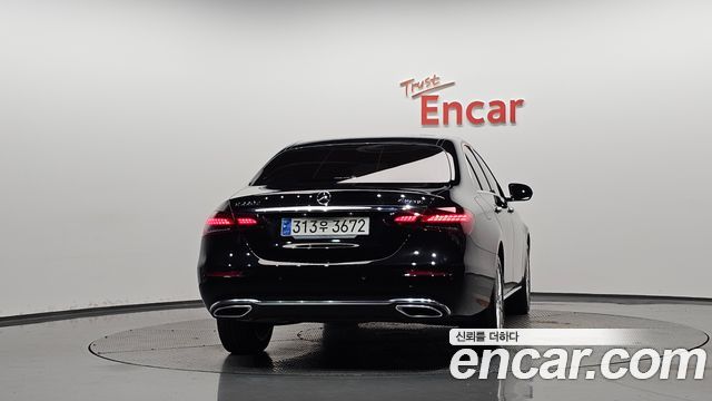 Mercedes-Benz E-Class 2023 — photo 4
