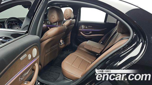 Mercedes-Benz E-Class 2023 — photo 17