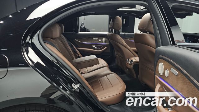 Mercedes-Benz E-Class 2023 — photo 18