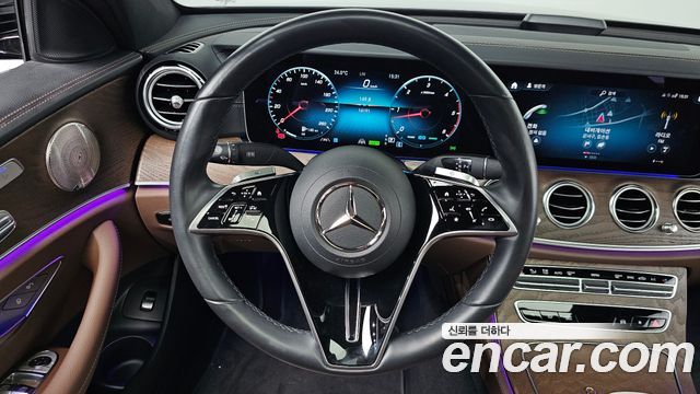 Mercedes-Benz E-Class 2023 — photo 19