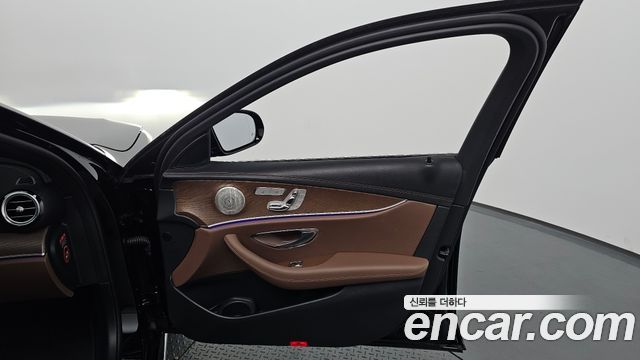 Mercedes-Benz E-Class 2023 — photo 14