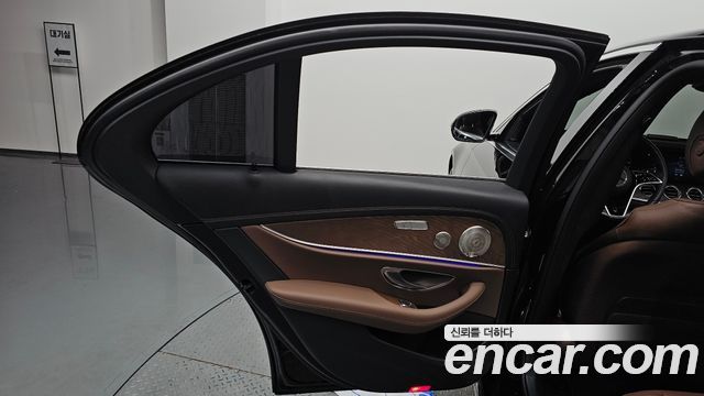 Mercedes-Benz E-Class 2023 — photo 15