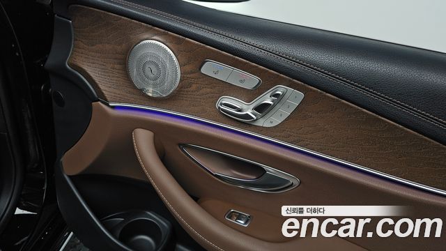 Mercedes-Benz E-Class 2023 — photo 30