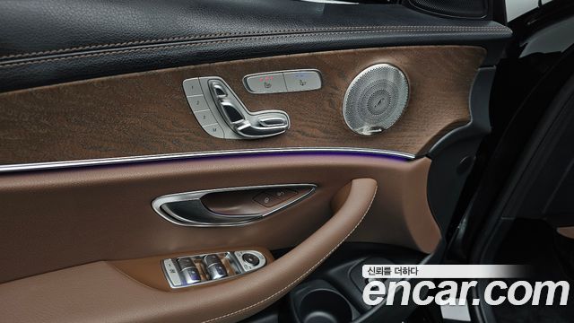 Mercedes-Benz E-Class 2023 — photo 32