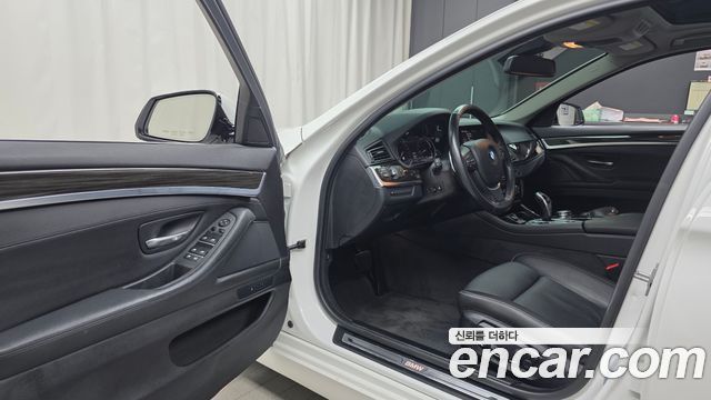 BMW 5-Series 2016 — photo 13