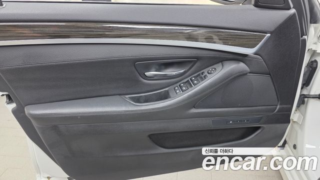BMW 5-Series 2016 — photo 14
