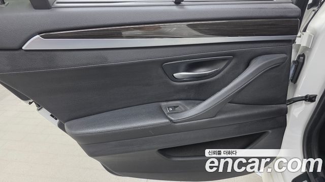 BMW 5-Series 2016 — photo 15