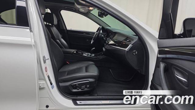 BMW 5-Series 2016 — photo 16