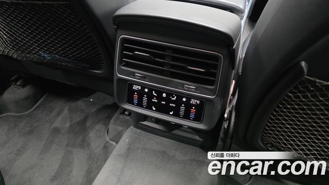 Audi Q8 2021 — photo 24