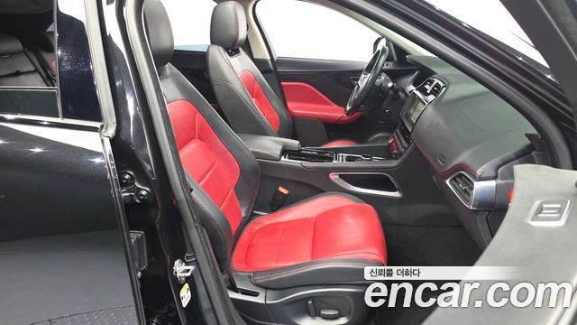 Jaguar F-PACE 2017 — photo 11