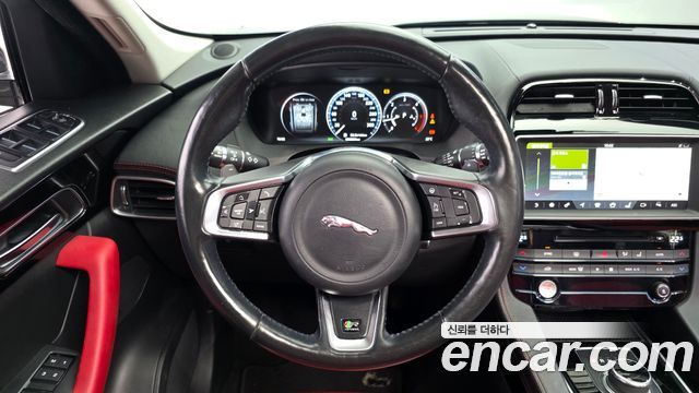 Jaguar F-PACE 2017 — photo 13